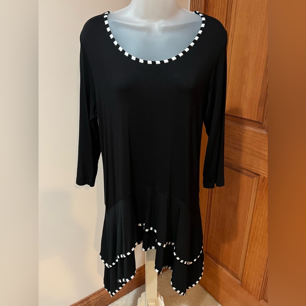 NEW INSIDE OUT TOP, TUNIC, BLACK AND WHITE SIZE MEDIUM